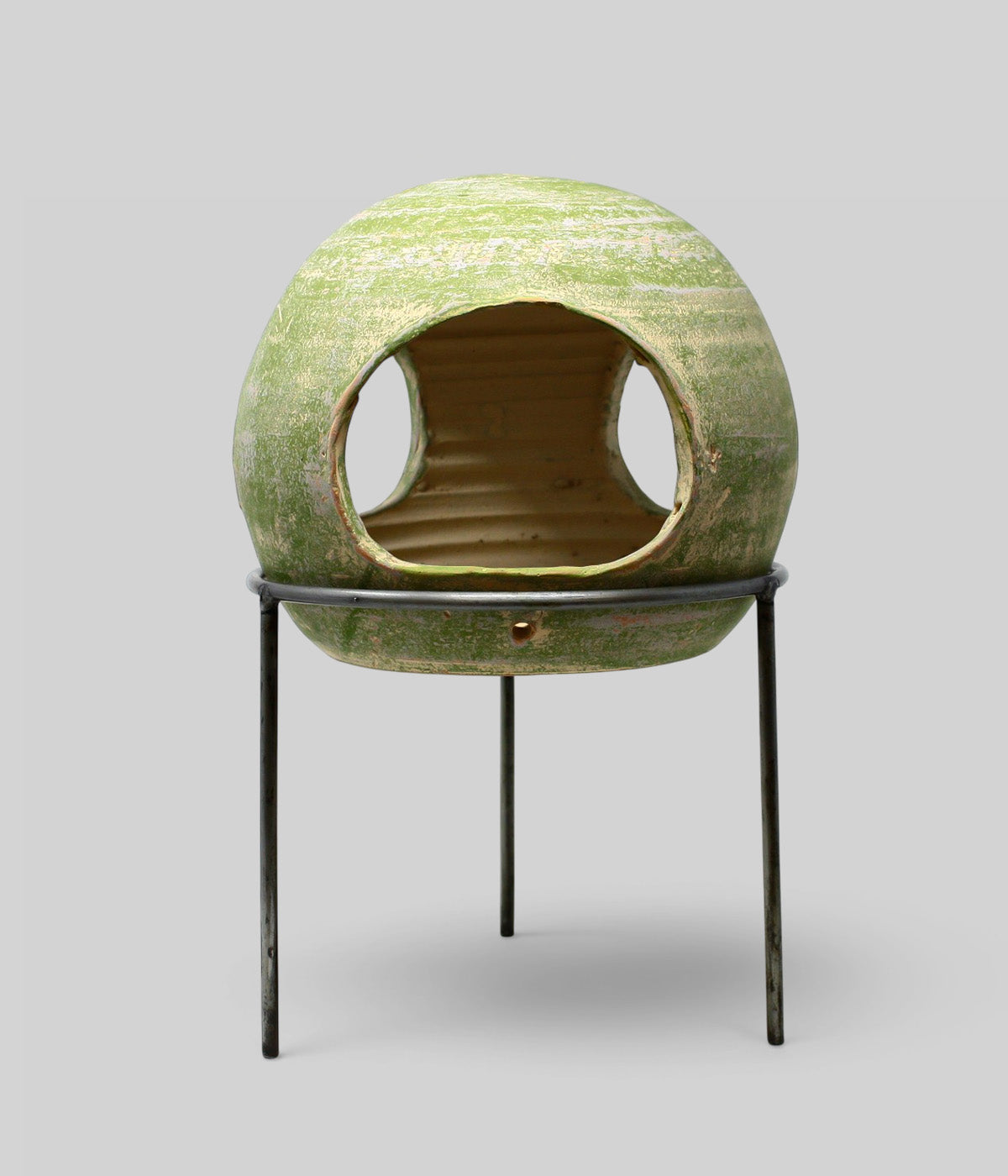 Garden Sage terracotta bird feeder showing the broad feed opening, side access on a metal stand